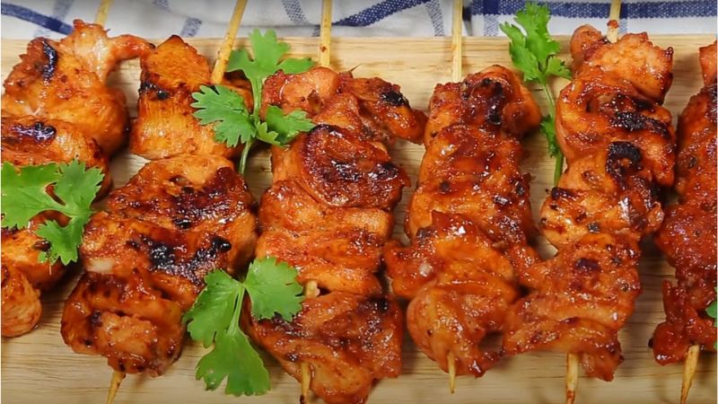 Tell you how to make Thai style grilled chicken skewers, delicious and delicious