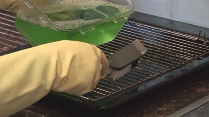 Vệ sinh bằng nước rửa chén