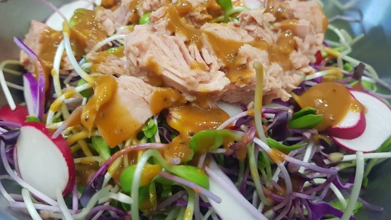 Salad cá ngừ đơn giản, dễ ăn