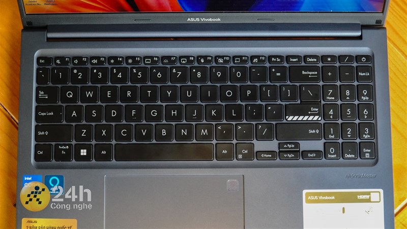 Bàn phím full size của VivoBook 15X OLED.