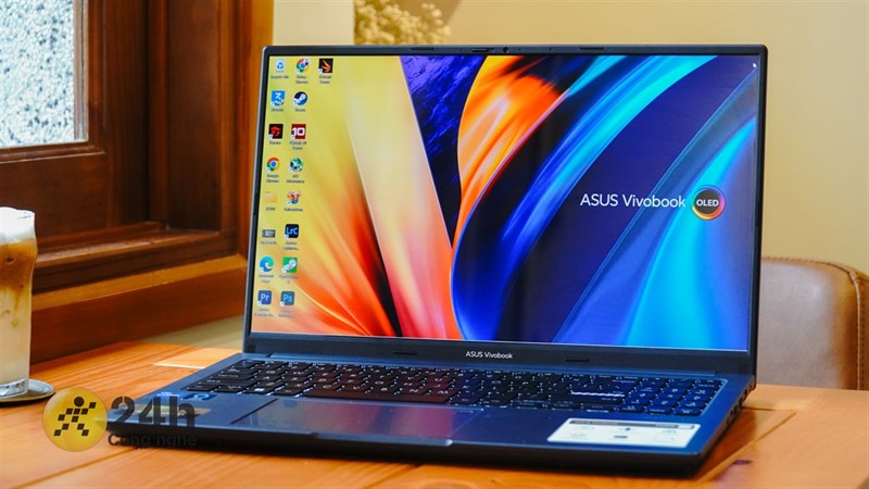 Đánh giá ASUS VivoBook 15X OLED: ASUS VivoBook 15X Bạn đang cân nhắc mua chiếc laptop ASUS VivoBook 15X OLED nhưng chưa biết liệu nó có đáng để đầu tư hay không? Hãy nhấp chuột vào hình ảnh để đọc đánh giá chi tiết về sản phẩm này. Máy có hiệu suất tốt, màn hình OLED sắc nét và cấu hình mạnh mẽ. Ngoài ra, kiểu dáng mỏng nhẹ cùng pin lâu trữ sẽ khiến bạn hài lòng.