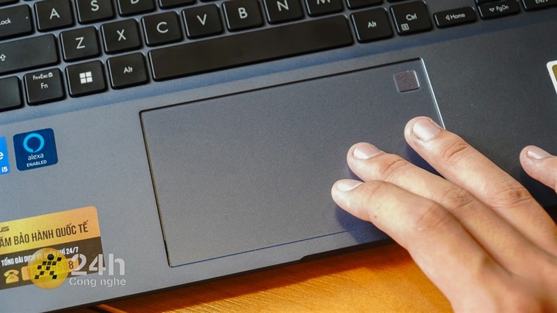 TouchPad của VivoBook 15X OLED được làm với kích thước lớn và trải nghiệm rê chuột ngon.