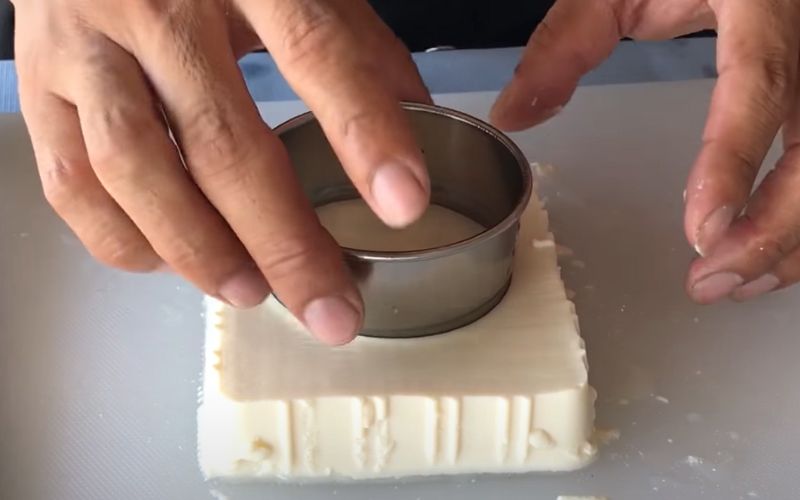 Shaping young tofu
