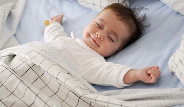Những lưu ý quan trọng cha, mẹ cần biết dù trẻ ngủ chung hay ngủ riêng