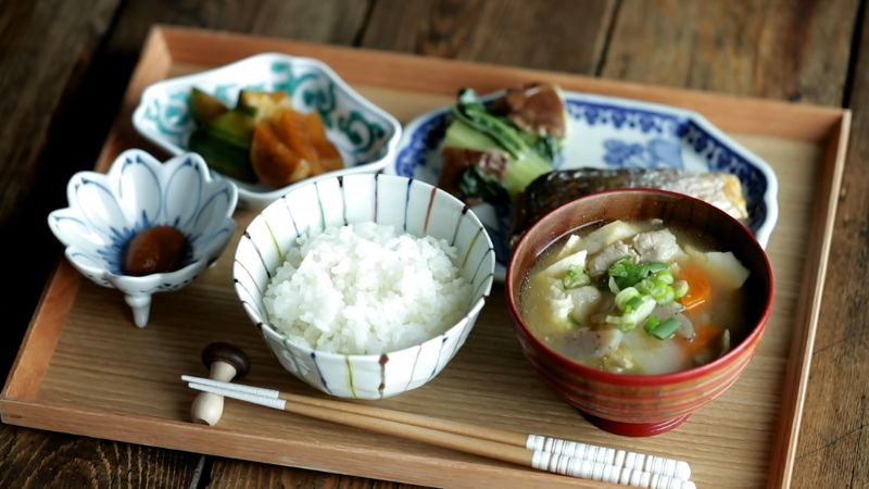 Thưởng thức món canh tonjiru