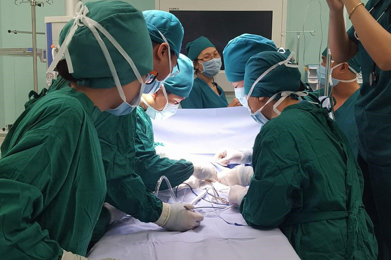 Các y bác sĩ trong một ca phẫu thuật thoát vị rốn