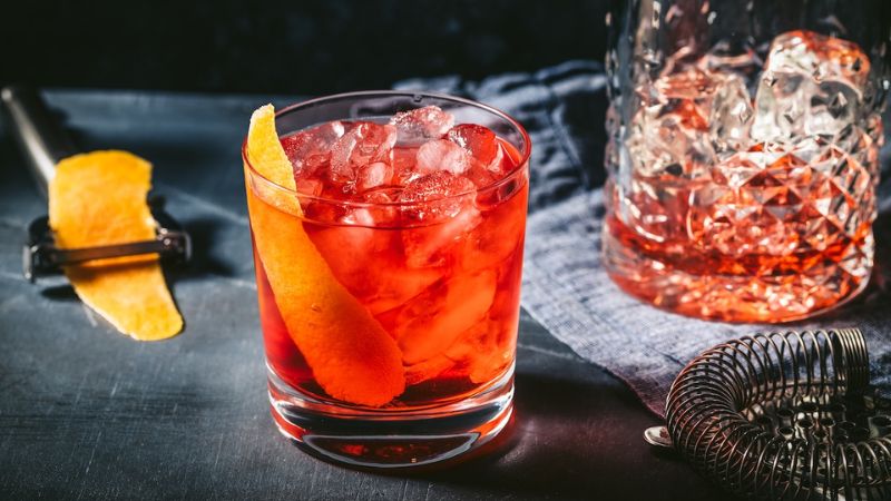 How to make famous Italian Negroni cocktail to treat friends