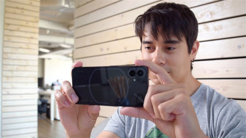 Đánh giá Nothing Phone (1): Thiết kế trong suốt, trụ được 108 tiếng!