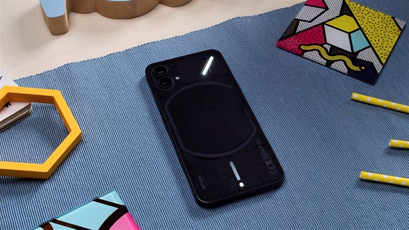 Đánh giá Nothing Phone (1): Thiết kế trong suốt, trụ được 108 tiếng!