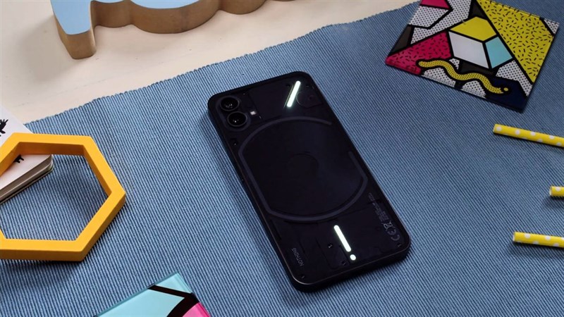 Đánh giá Nothing Phone (1): Thiết kế trong suốt, trụ được 108 tiếng!