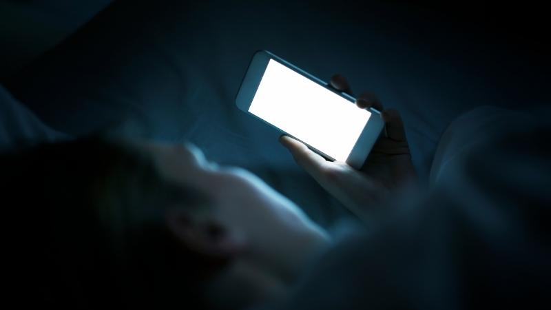 Tránh sử dụng đồ công nghệ 2 tiếng trước khi đi ngủ