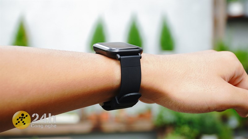 Bạn có thể thoải mái đi mưa vì chiếc đồng hồ này được tích hợp tính năng chống nước. 