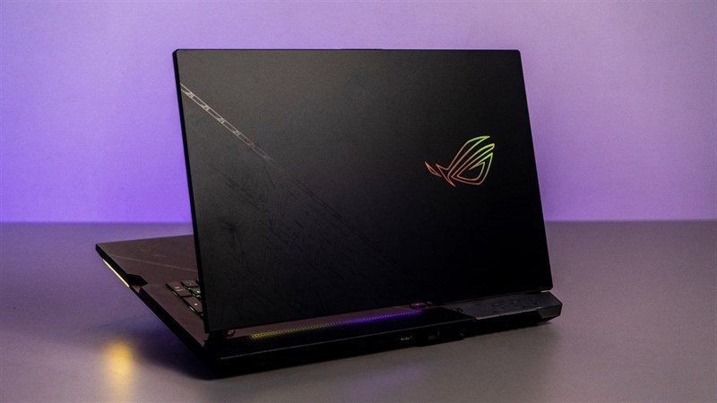 ASUS ROG Strix SCAR 17 SE có thiết kế mang đậm chất gaming.