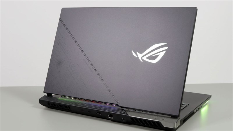 Để phần cứng khủng của ASUS ROG Strix SCAR 17 SE hoạt động hiệu quả và đạt công suất tối đa thì hệ thống tản nhiệt có vai trò không nhỏ.