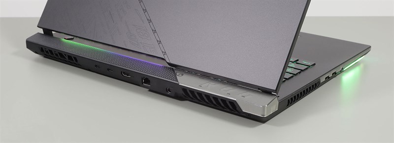 Phần bản lề của ASUS ROG Strix SCAR 17 SE có kích thước khá lớn, được tạo điểm nhấn bằng logo ROG màu bạc trông rất bắt mắt và sang trọng.