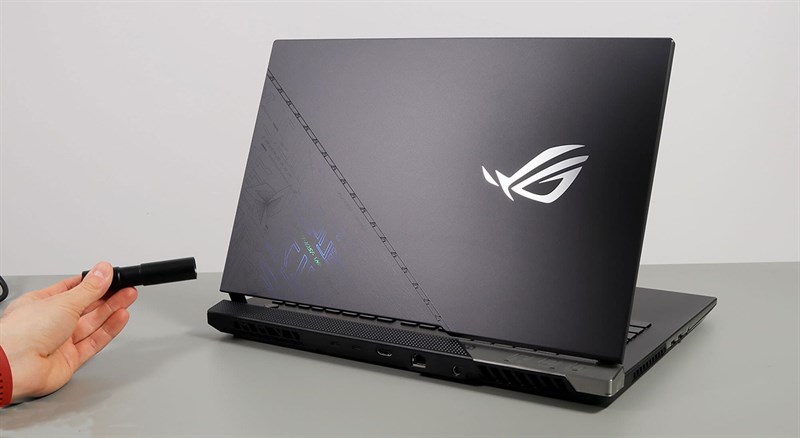 Phần mặt trái của ROG Strix SCAR 2022 được phủ một lớp mực tàng hình độc đáo.