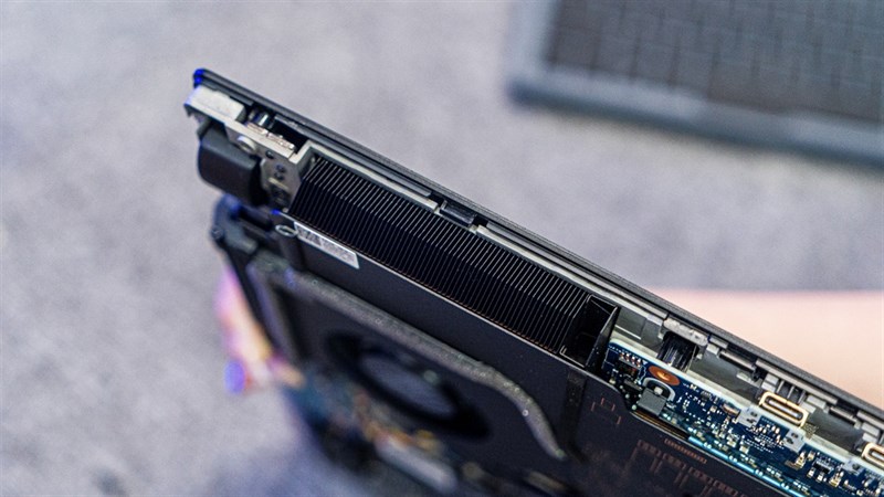 ASUS ROG Strix SCAR 17 SE còn có 4 khe thoát nhiệt với hệ thống lá tản nhiệt siêu mỏng chỉ 0.1 mm.