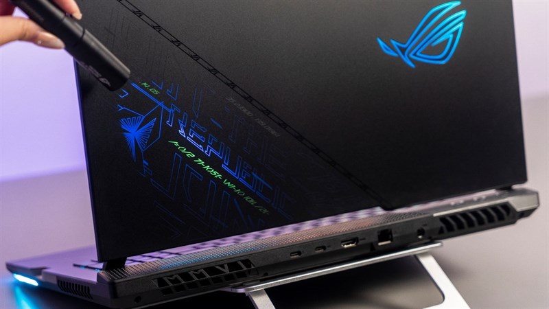 Cạnh sau của ASUS ROG Strix SCAR 17 SE.