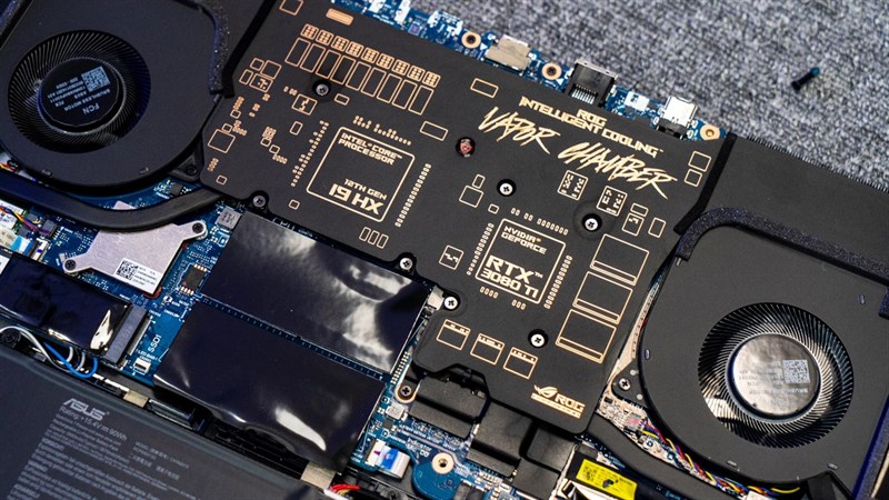 ASUS ROG Strix SCAR 17 SE sở hữu con chip Intel Core i9-12950HX Processor và GPU NVIDIA GeForce RTX 3080 Ti.