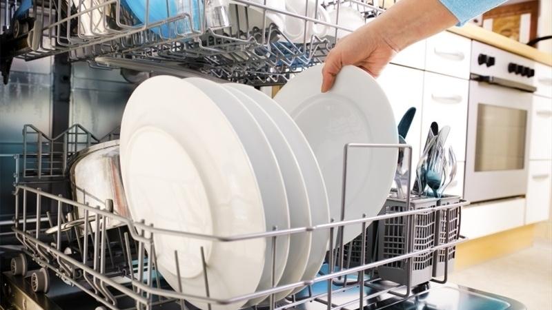 Suy nghĩ rửa càng nhiều bát đĩa trong 1 lần là sai hay đúng?