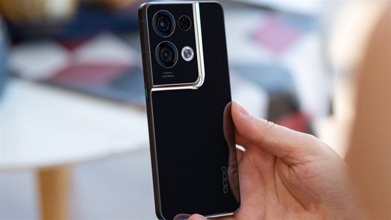 OPPO Reno8 Pro sở hữu ngoại hình bóng bẩy với mặt lưng bằng kính OPPO Reno8 Pro sở hữu ngoại hình bóng bẩy với mặt lưng bằng kính