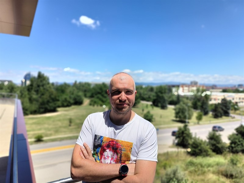 Đôi lúc các thuật toán nhiếp ảnh của OPPO Reno8 Pro xử lý hơi mạnh tay làm chân dung chủ thể sáng hơn so với hậu cảnh Đôi lúc các thuật toán nhiếp ảnh của OPPO Reno8 Pro xử lý hơi mạnh tay làm chân dung chủ thể sáng hơn so với hậu cảnh