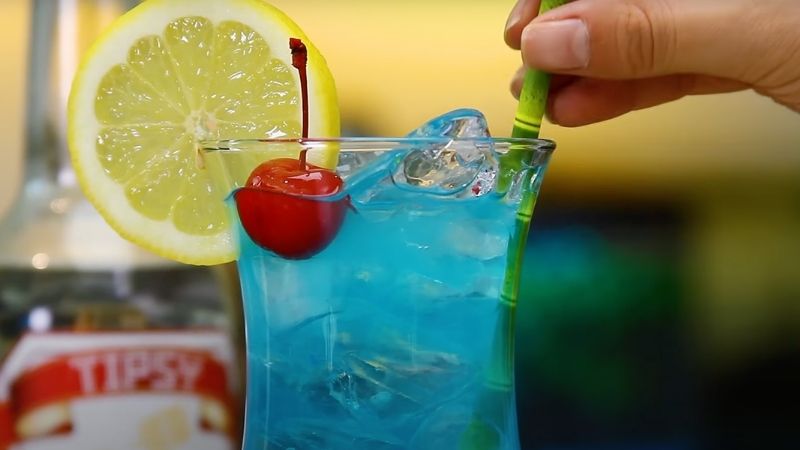 How to make fresh and eye-catching blue lagoon cocktail