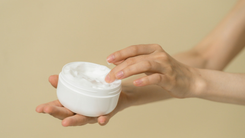 kem dưỡng da hay dung dịch làm dịu da có thể làm giảm vết ngứa và tạo cảm giác dễ chịu 