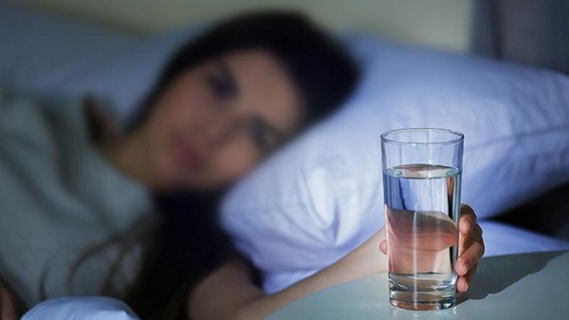 Uống nước trước khi đi ngủ giúp cải thiện tình trạng thiếu nước ối