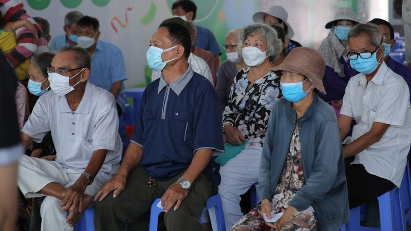 Từ sáng sớm, người dân đã có mặt rất đông tại địa điểm diễn ra buổi lễ để được thăm khám, chữa bệnh và nhận thuốc miễn phí