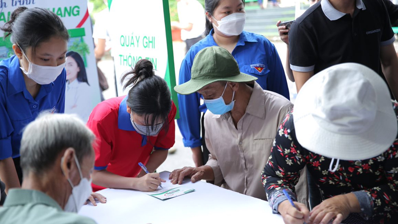 Người dân được các bạn tình nguyện viên hướng dẫn, hỗ trợ điền thông tin và lấy số thứ tự