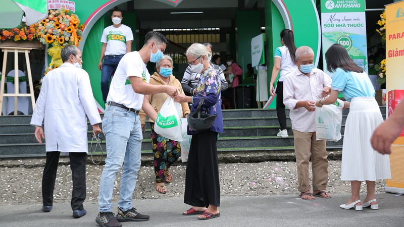 Những phần quà sức khỏe được trao tận tay người dân