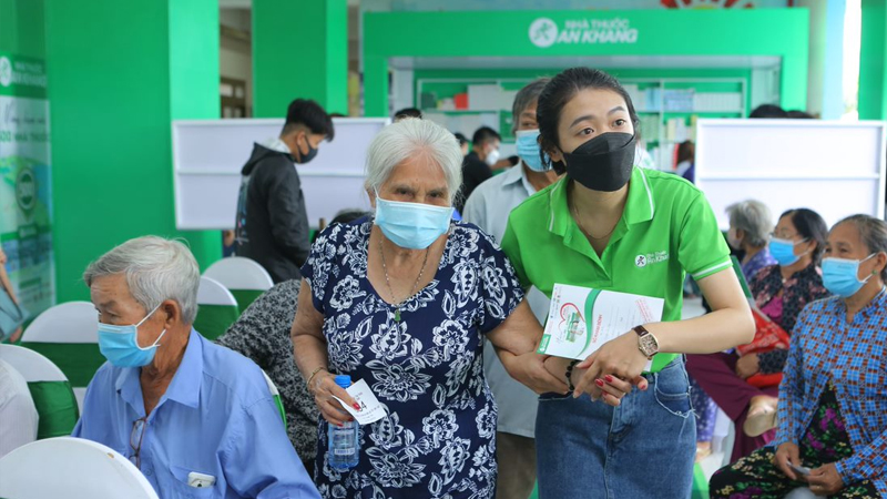 Bác Nga chia sẻ rằng được mọi người giúp đỡ rất tận tình, được dắt vào, viết thông tin hộ và hướng dẫn đường đi rất kỹ lưỡng