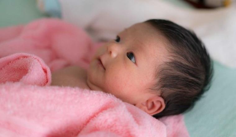 Mồ hôi và nước tiểu của con có mùi lạ phụ huynh đừng chủ quan