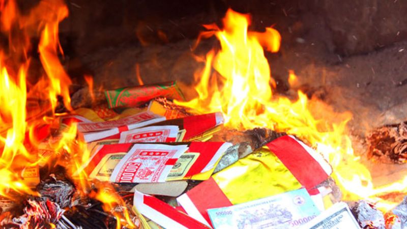 After worshipping, take the gold joss paper to be burned and transformed into gold