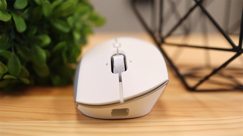 Razer Pro Click được thiết kế theo dạng bất đối xứng giúp cầm nắm thoải mái hơn Razer Pro Click được thiết kế theo dạng bất đối xứng giúp cầm nắm thoải mái hơn