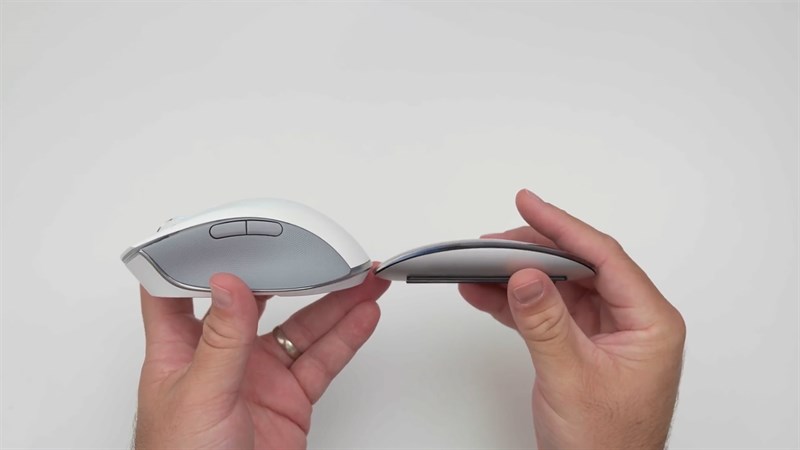 Razer Pro Click được thiết kế bề mặt nghiên 30 độ thay vì mặt phẳng như chuột truyền thống Razer Pro Click được thiết kế bề mặt nghiên 30 độ thay vì mặt phẳng như chuột truyền thống