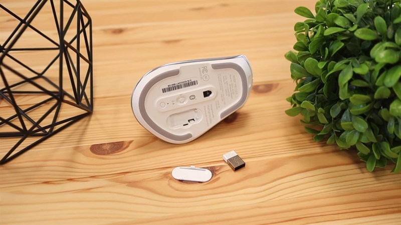 Razer Pro Click cung cấp cho người dùng khả năng kết nối không dây qua Bluetooth hoặc USB Receiver Razer Pro Click cung cấp cho người dùng khả năng kết nối không dây qua Bluetooth hoặc USB Receiver