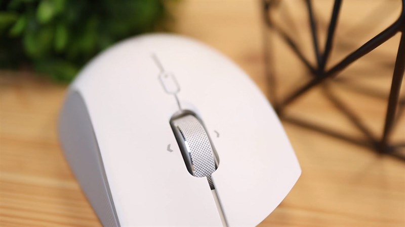 Razer Pro Click được trang bị con lăn làm bằng kim loại và nút chỉnh chỉ số DPI Razer Pro Click được trang bị con lăn làm bằng kim loại và nút chỉnh chỉ số DPI