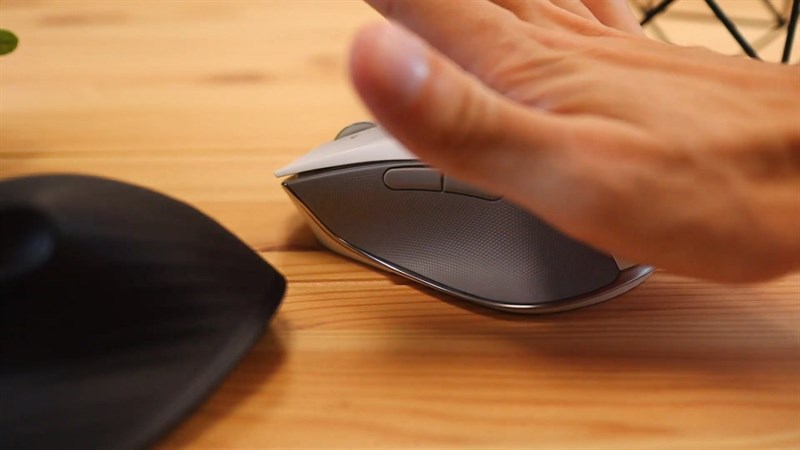 Hai cạnh bên của Razer Pro Click được làm bằng cao su có vân chống trượt giúp cầm nắm thoải mái, chắc chắn hơn Hai cạnh bên của Razer Pro Click được làm bằng cao su có vân chống trượt giúp cầm nắm thoải mái, chắc chắn hơn