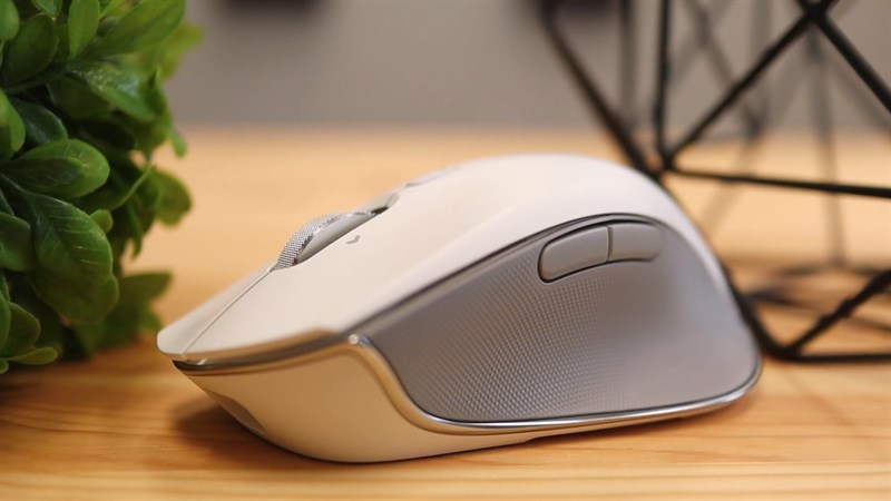 Bên cạnh trái Razer Pro Click có hai nút phụ có thể được tùy chỉnh chức năng tùy ý bằng phần mềm Bên cạnh trái Razer Pro Click có hai nút phụ có thể được tùy chỉnh chức năng tùy ý bằng phần mềm