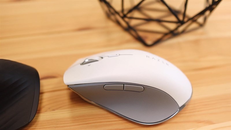 Razer Pro Click có thể sử dụng khoảng 400 giờ với Bluetooth hoặc khoảng 200 giờ với USB Receiver Razer Pro Click có thể sử dụng khoảng 400 giờ với Bluetooth hoặc khoảng 200 giờ với USB Receiver