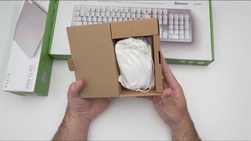 Mở hộp ra thì chúng ta sẽ thấy túi vải chứa chuột Razer Pro Click Mở hộp ra thì chúng ta sẽ thấy túi vải chứa chuột Razer Pro Click