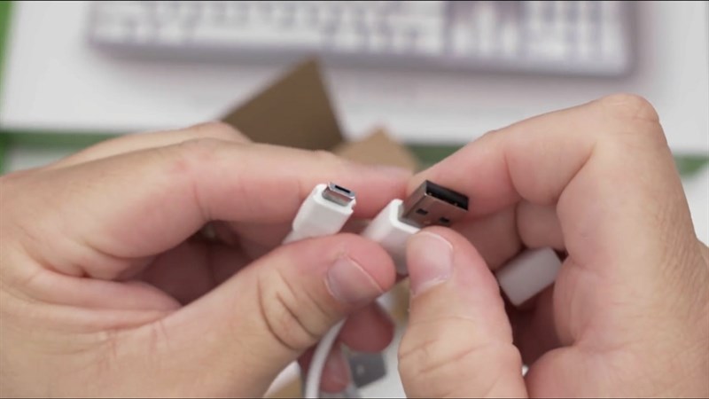 ... và một chiếc cáp sạc Micro USB được tặng kèm ... và một chiếc cáp sạc Micro USB được tặng kèm