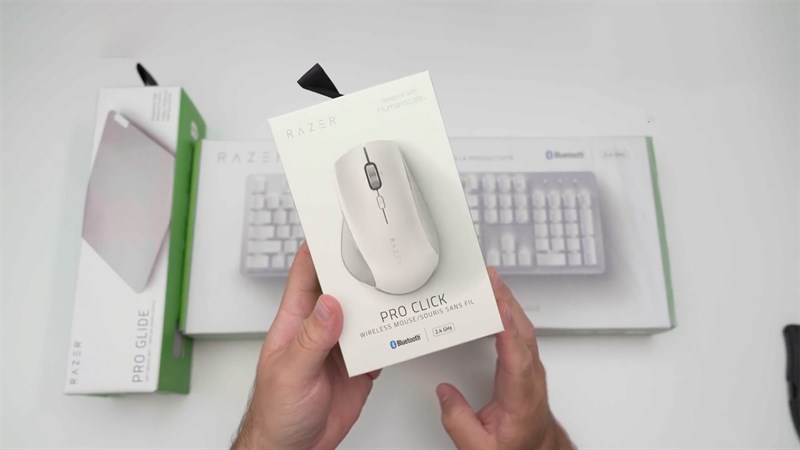 Hộp đựng của Razer Pro Click trông đơn giản nhưng không kém sự tinh tế Hộp đựng của Razer Pro Click trông đơn giản nhưng không kém sự tinh tế