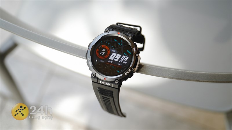 Chiếc đồng hồ sở hữu màn hình AMOLED sắc nét với độ sáng cao.