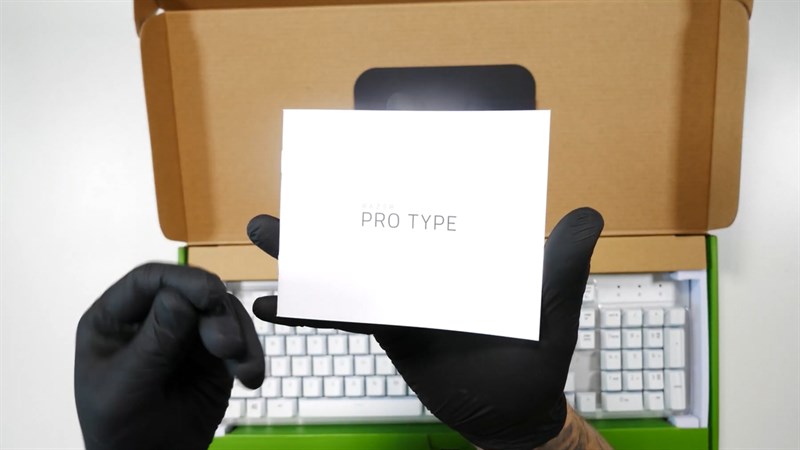 Khi mở hộp ra thì chúng ta sẽ thấy bàn phím Razer Pro Type và một cuốn sách hướng dẫn sử dụng