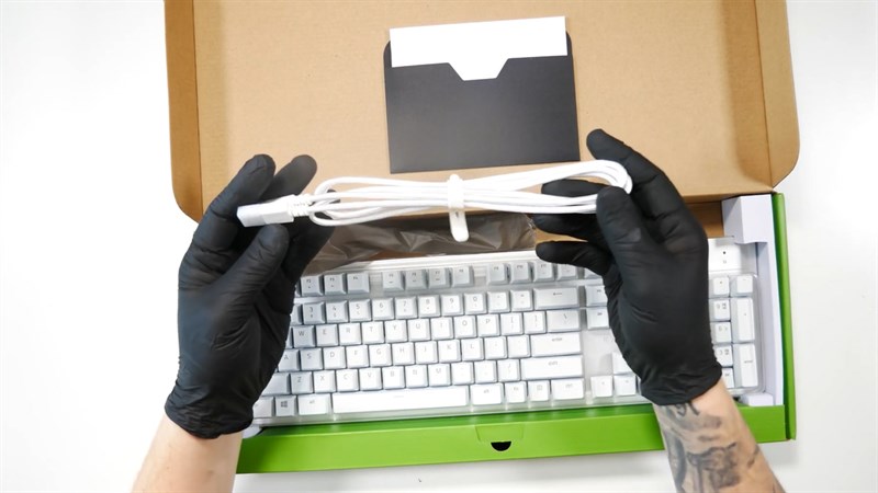 Bên cạnh đó là một chiếc cáp sac Type-C được nhà sản xuất tặng kèm