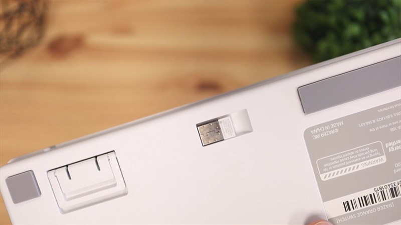...hoặc qua một chiếc đầu thu USB 2.5 GHz