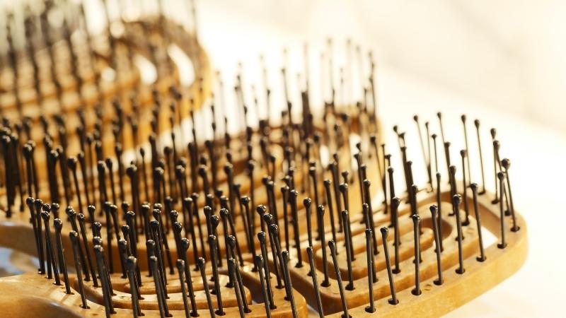 Using a comb to brush dirty hair